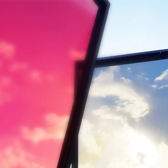 Bunte Glasscheiben gegen das Sonnenlicht