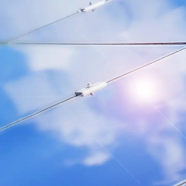 Dünnschicht Photovoltaik Modul leuchtet im Sonnenlicht